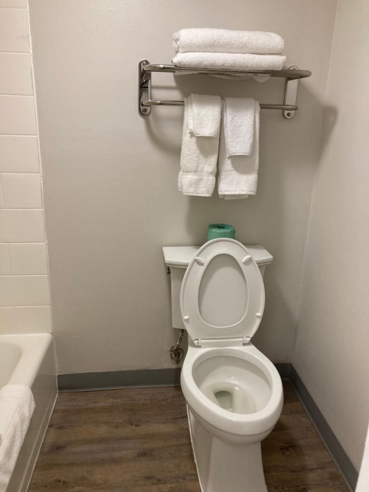 ECONO LODGE AND SUITES(Orange - TX) 50/53