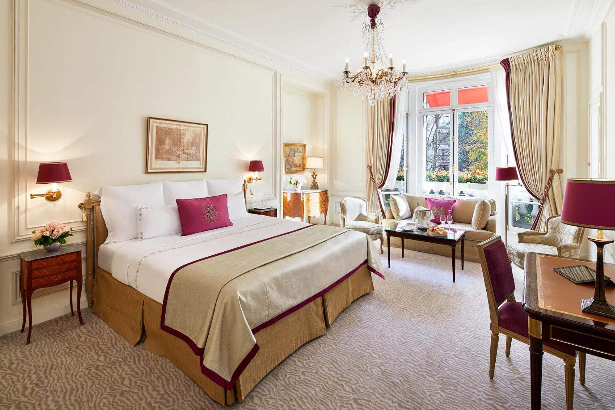 Avenue, Junior Suite, Queen Bed, Montaigne View