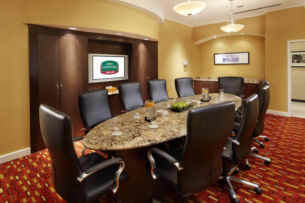 Courtyard by Marriott West Homestead Waterfront 24/26