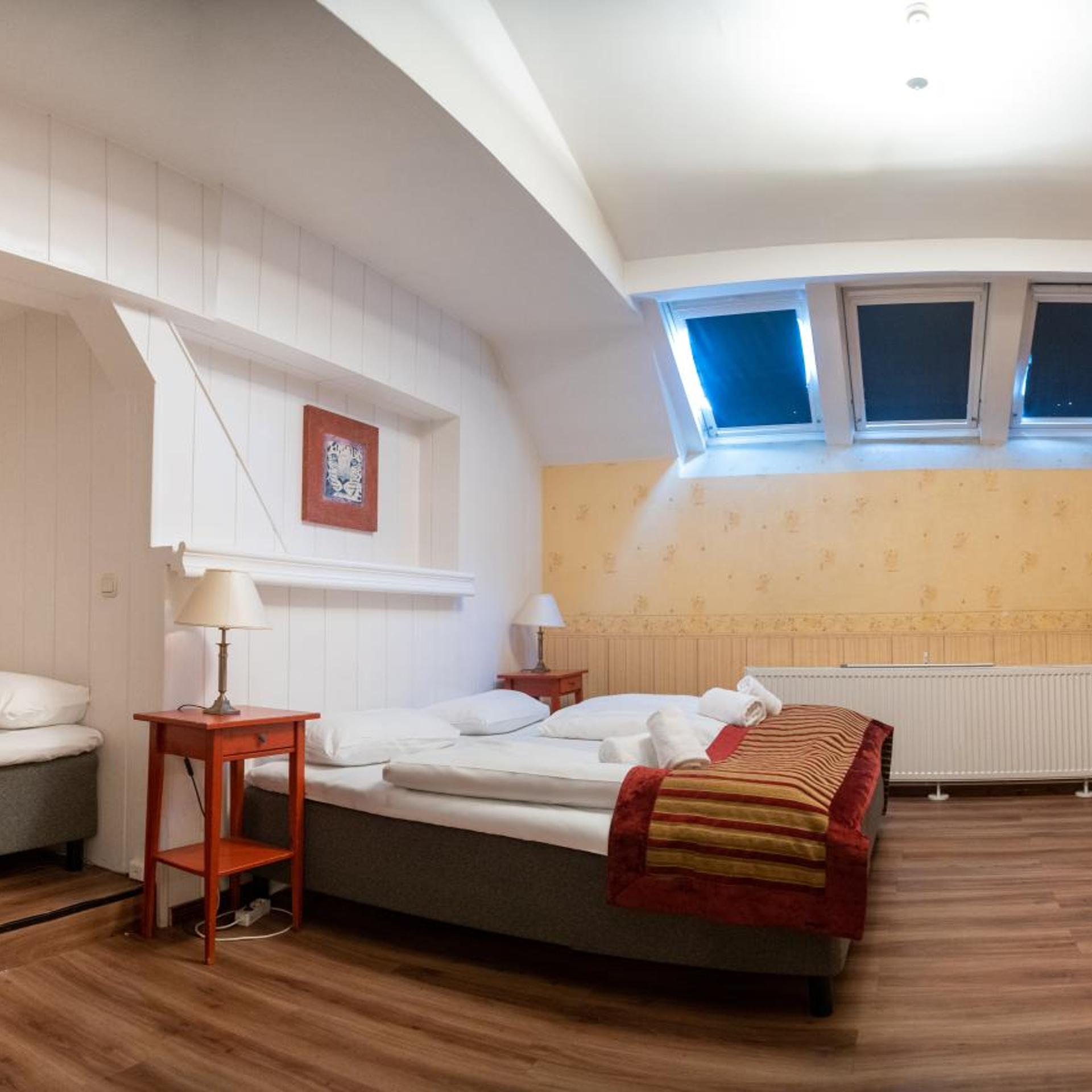 Private, 5 Beds