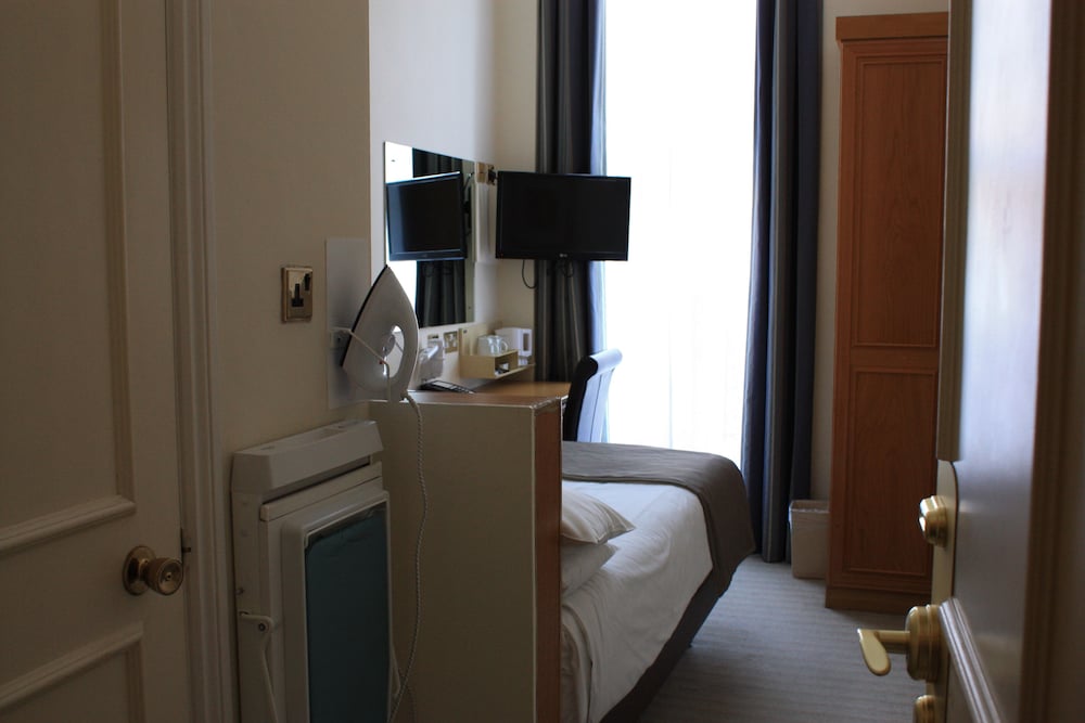 ROOM, SINGLE