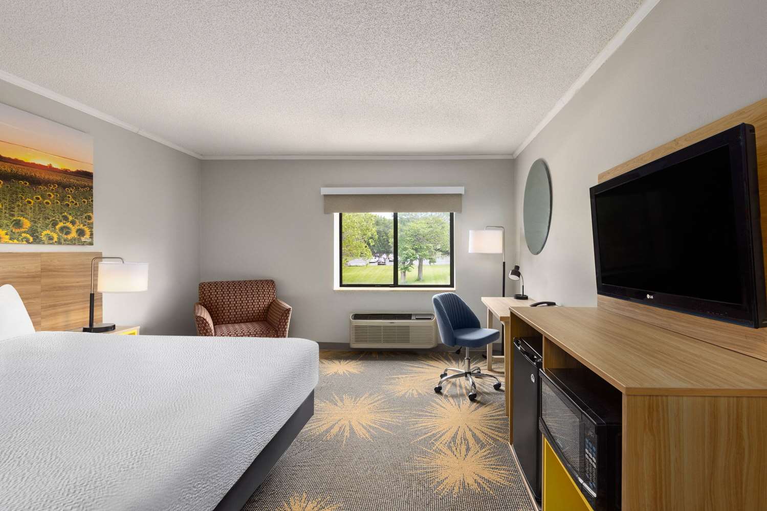 Days Inn & Suites By Wyndham Kansas City South 8/43