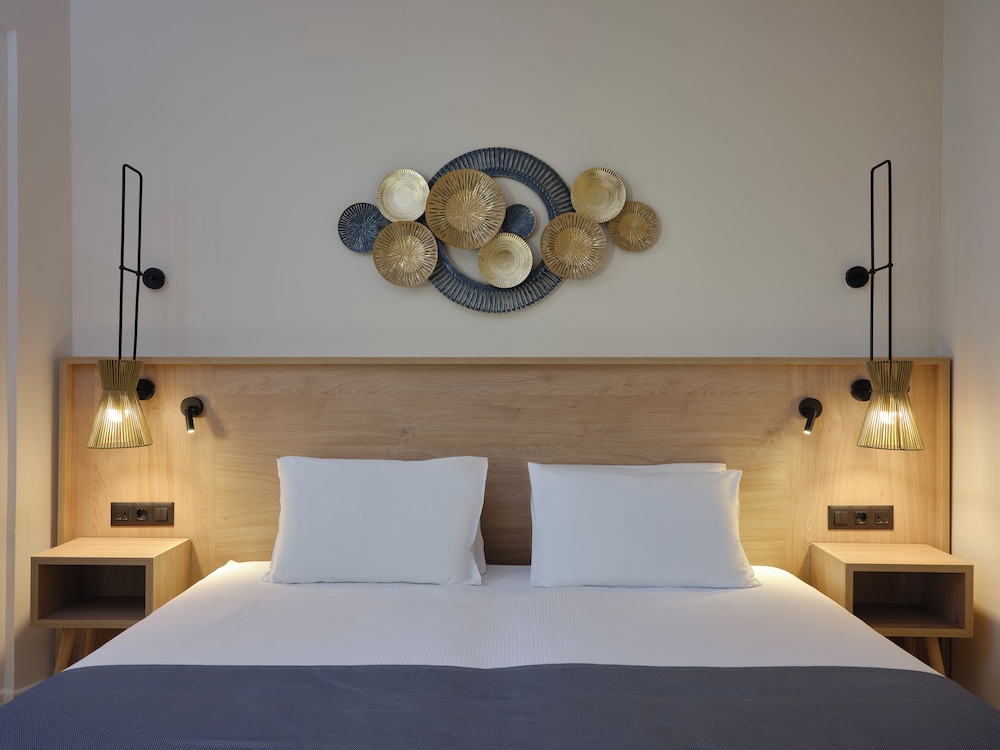 FAMILY SUITE, OPEN PLAN, KING BED, SEA VIEW, SOFA