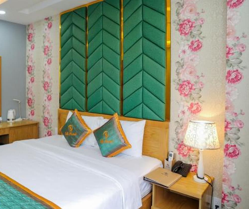 RedDoorz Plus near Tan Son Nhat airport 2 9/50