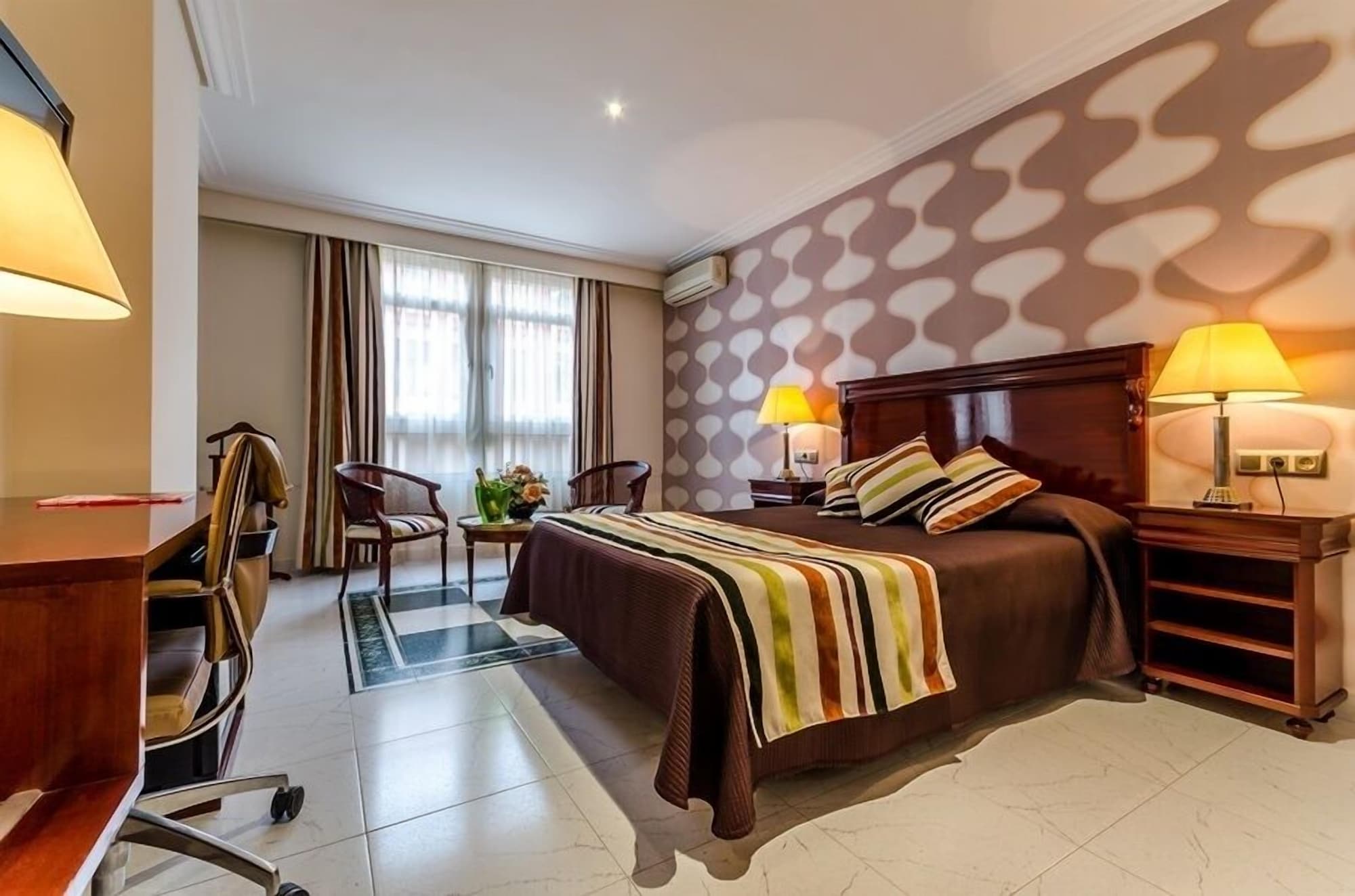 ROOM, DOUBLE BED