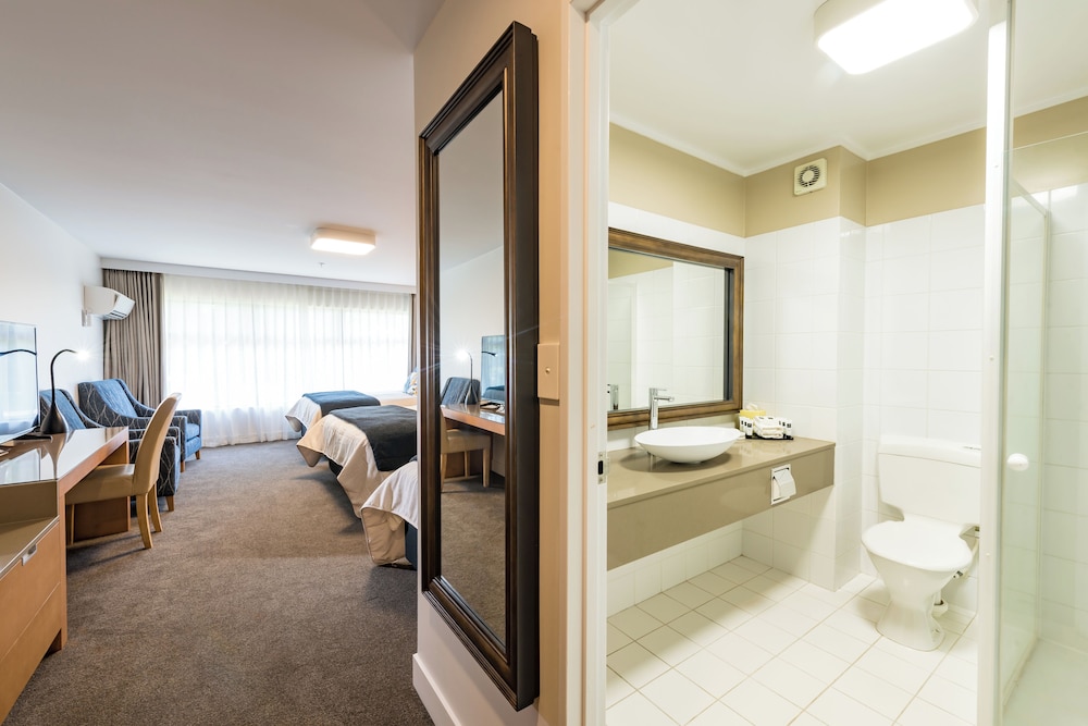 Distinction Hamilton Hotel Conference Centre 50/50