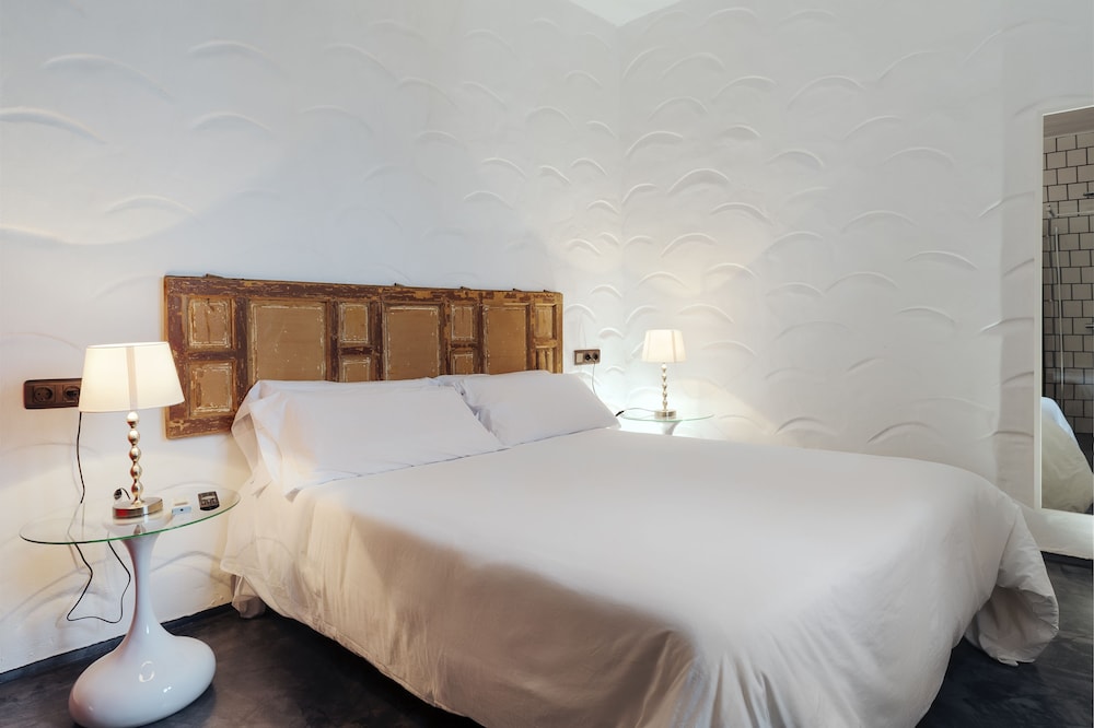 ROOM, DOUBLE BED