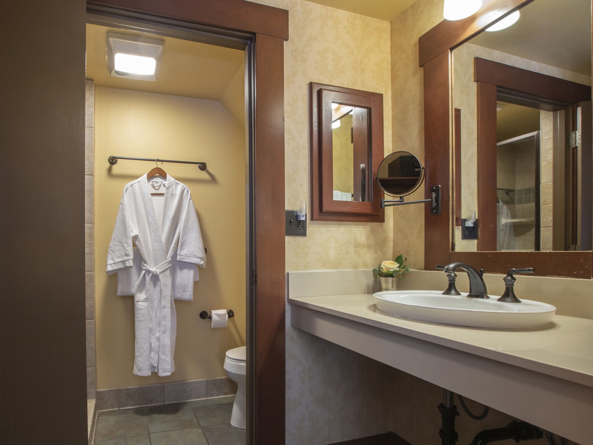2 Bedrooms, Chalet, 2 Queen Beds, 2 Bathrooms, Sofa، UCLA Lake Arrowhead Lodge 2/2