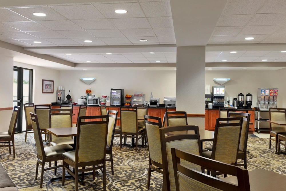 Wingate By Wyndham Bentonville Airport 29/42