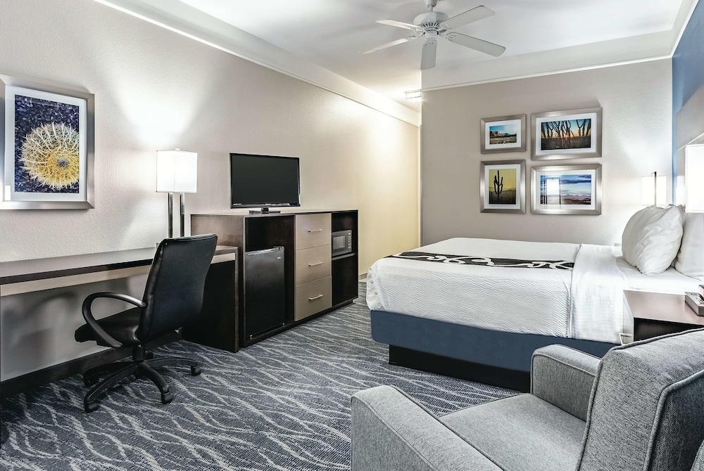 La Quinta Inn and Suites Phoenix I-10 West 9/50