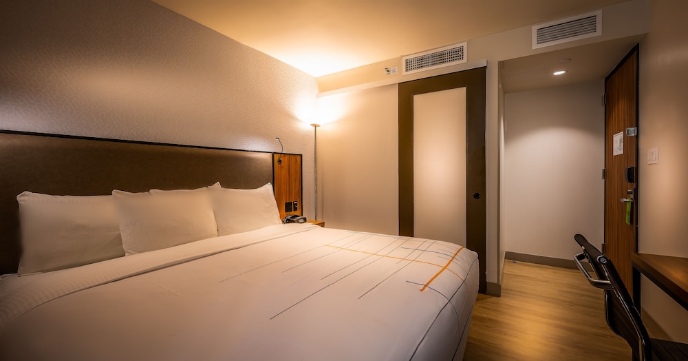 ROOM, KING BED