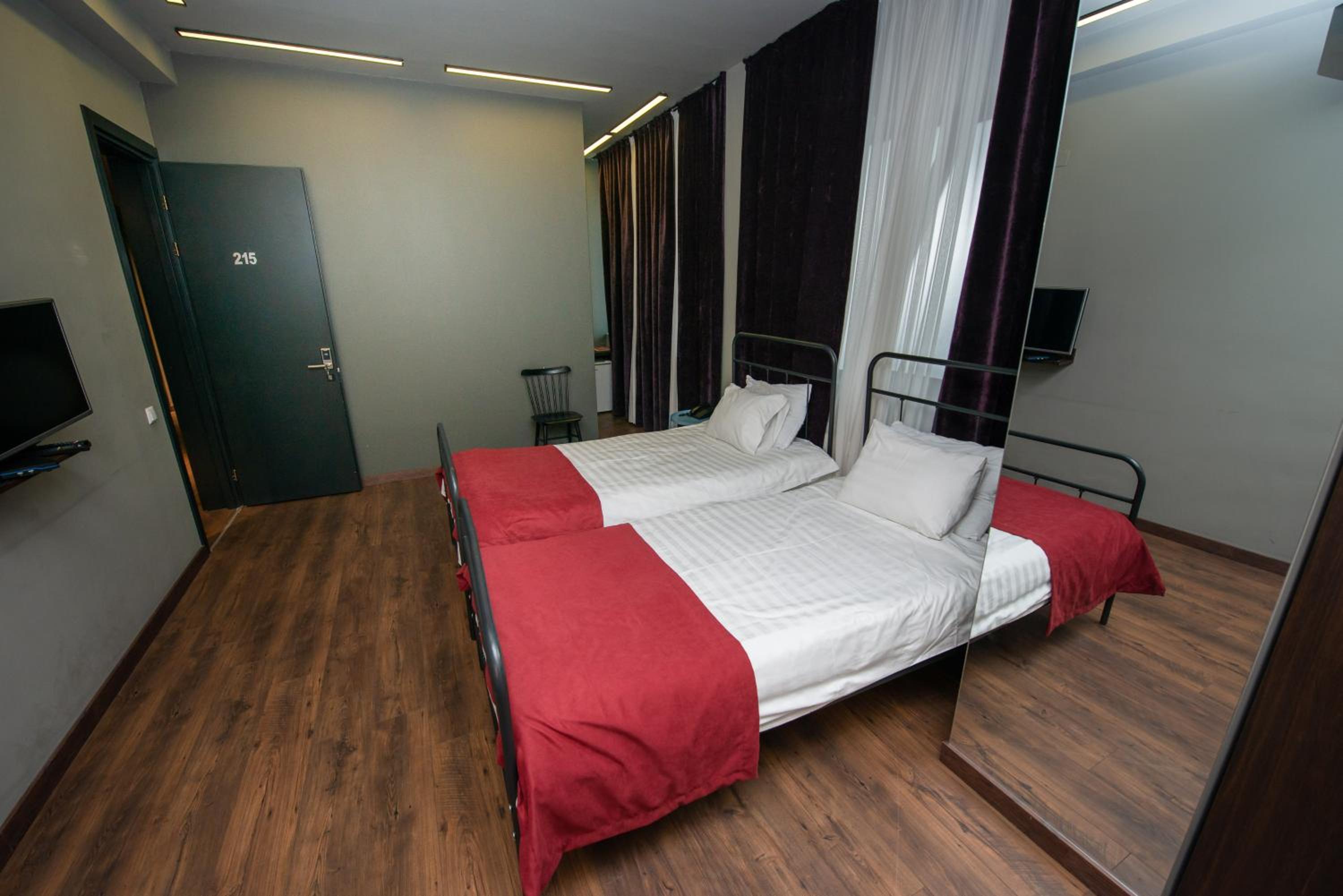 Standard Twin Room: