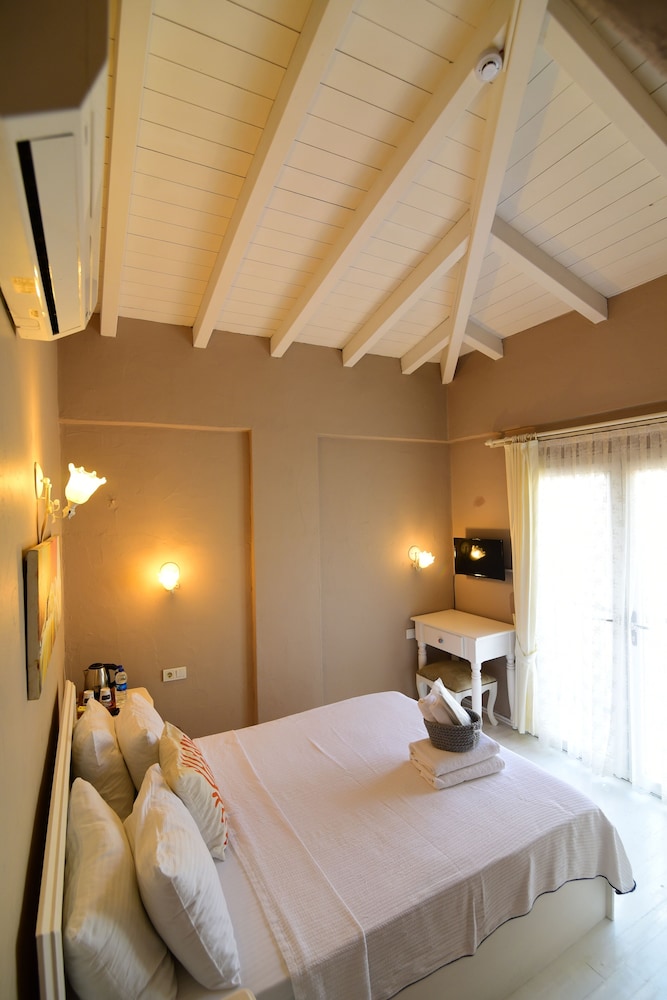DELUXE, DOUBLE BED, BALCONY