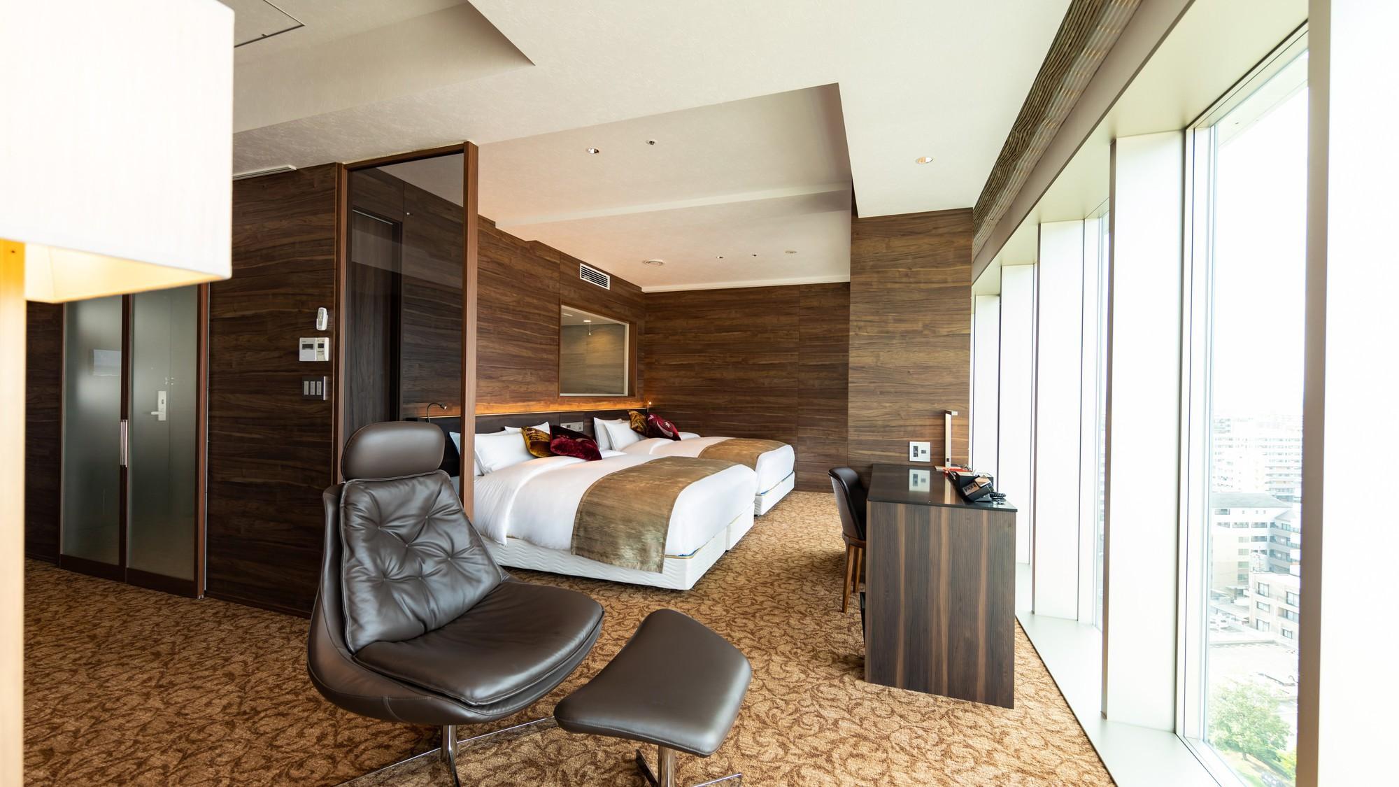 Suite, City View, Bathtub, Corner