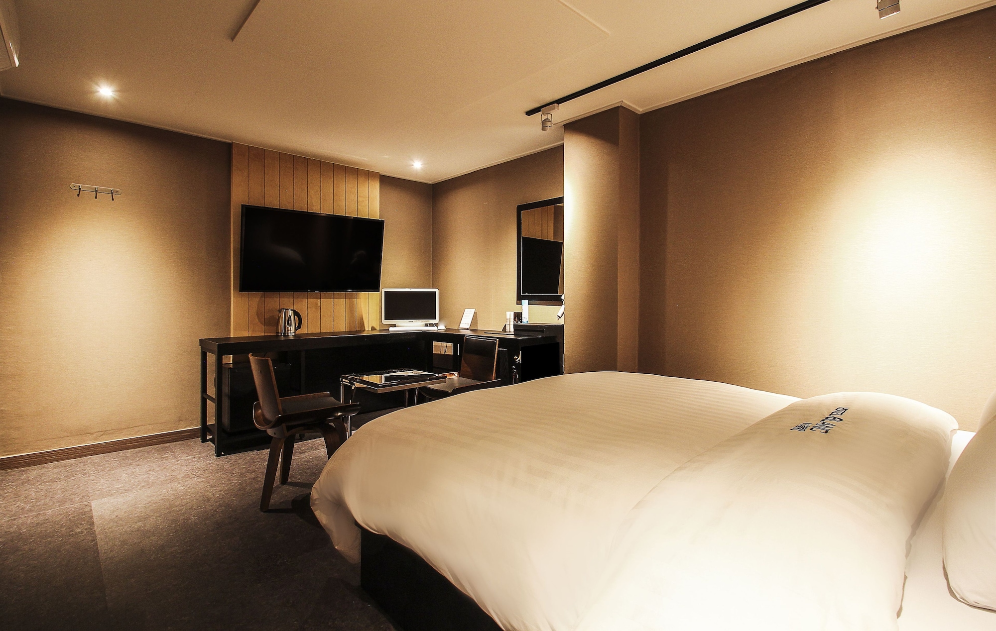 DELUXE, DOUBLE BED