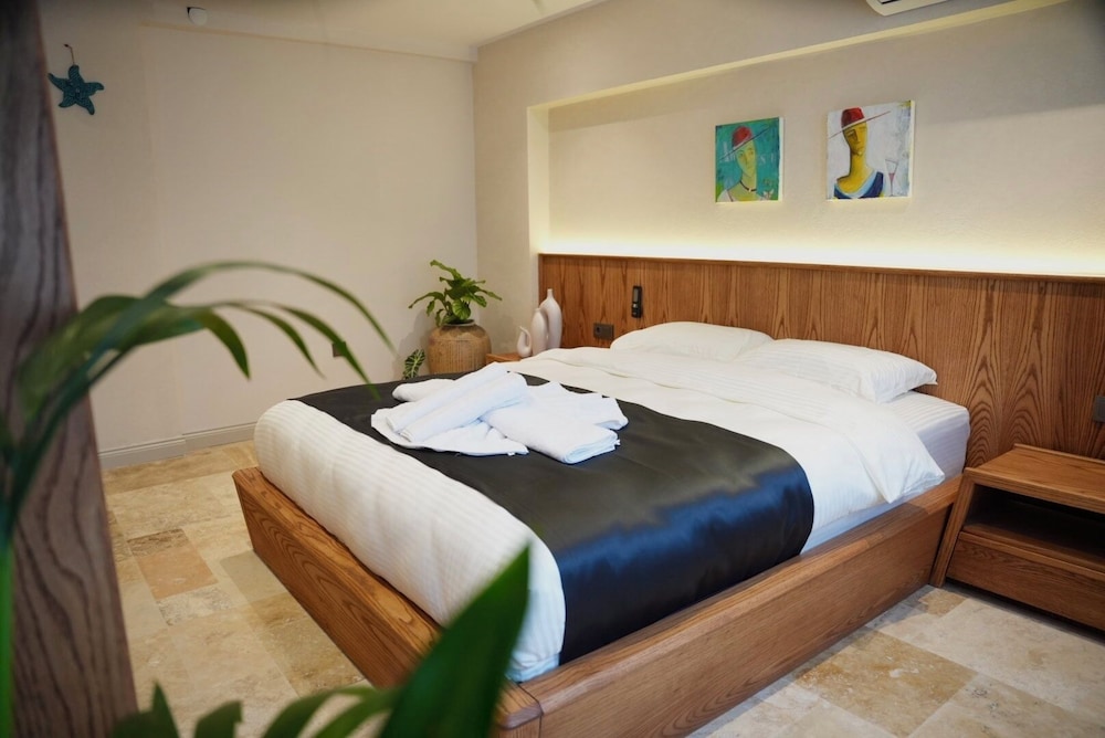 Khalkedon Suite 13/50