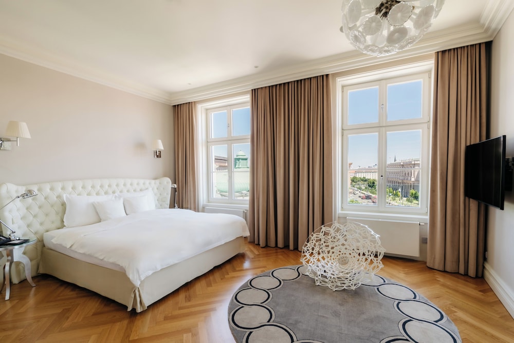 MASTER, SUITE