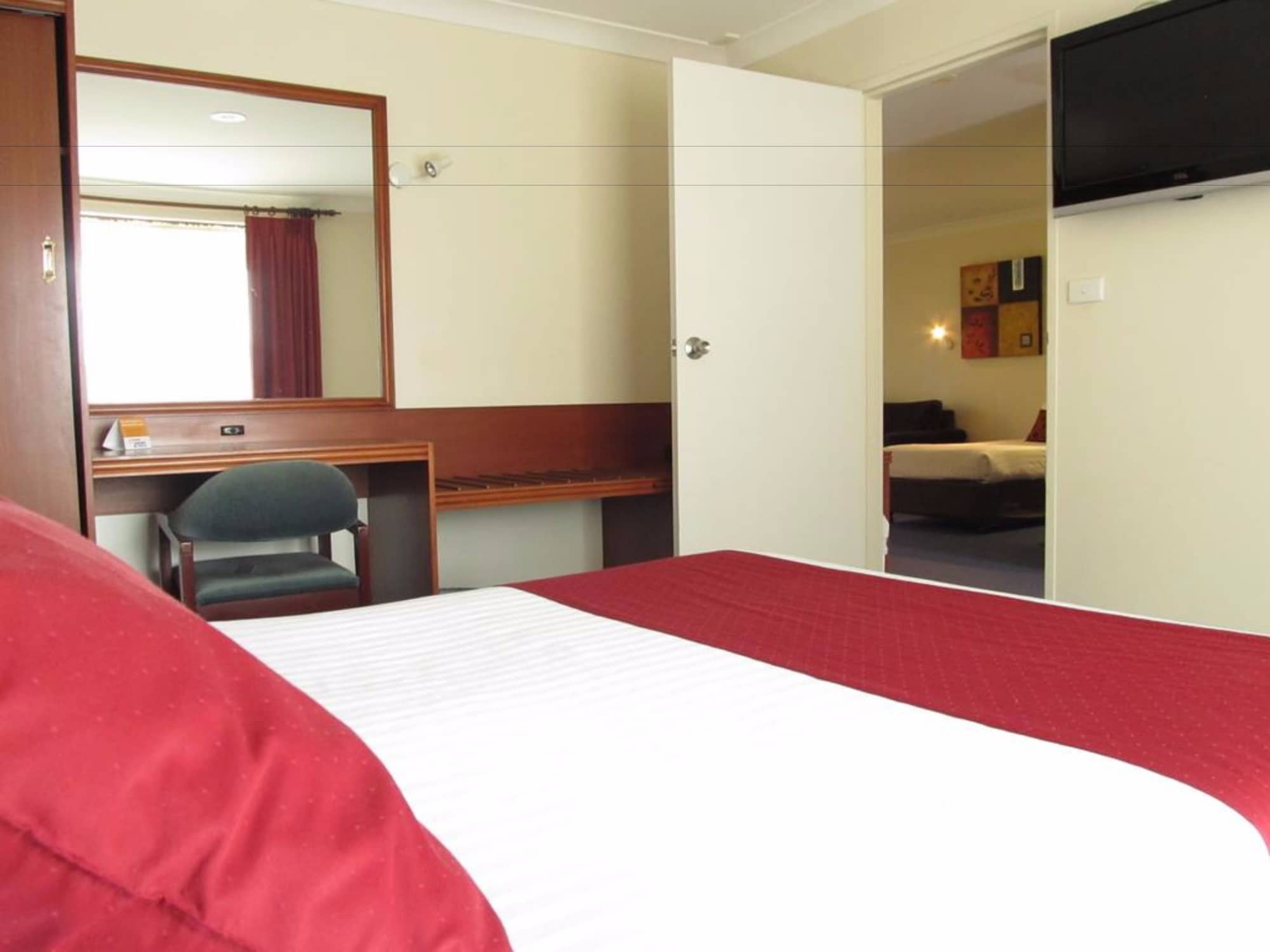 Deluxe, Suite, Queen and Twin Beds, Water View, Hot Tub