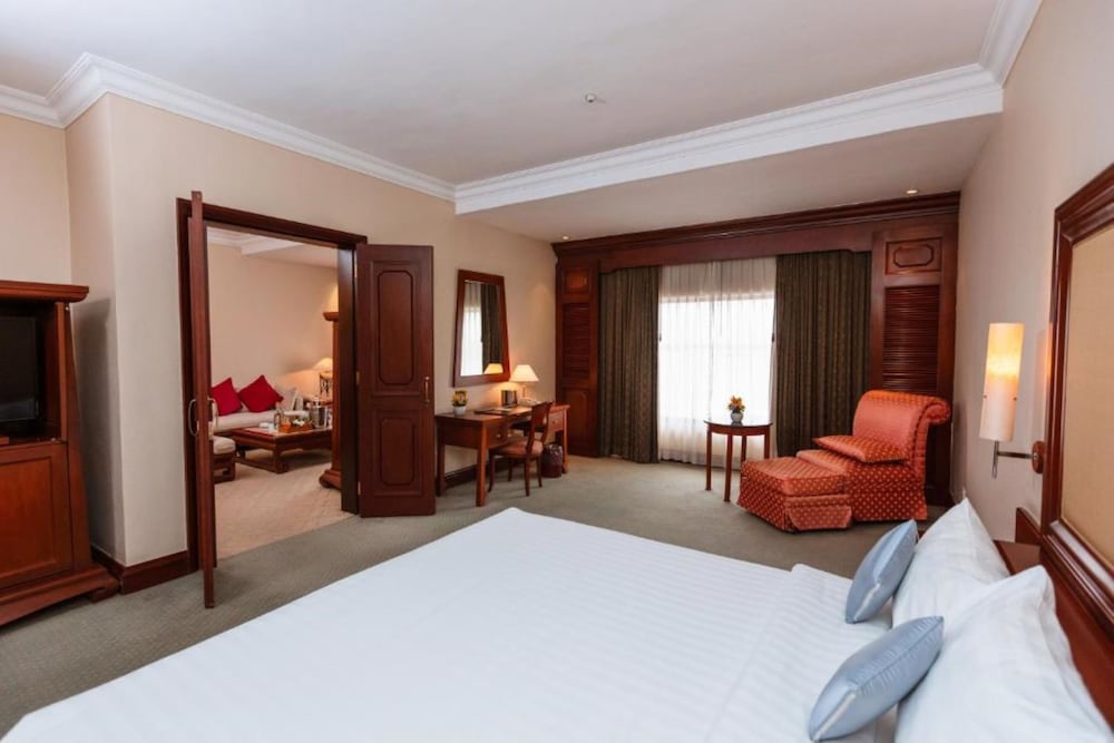 River, Executive, Suite, King Bed, Sofa, Cambodiana Hotel 2/9