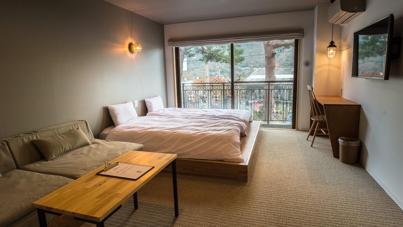 غرفة قياسية بسريرين منفصلين