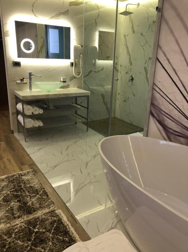 Hotel Palace Vlore 43/48