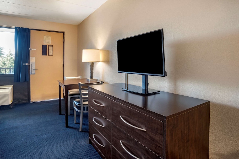 Econo Lodge Inn and Suites Resort Rehoboth Beach 39/42