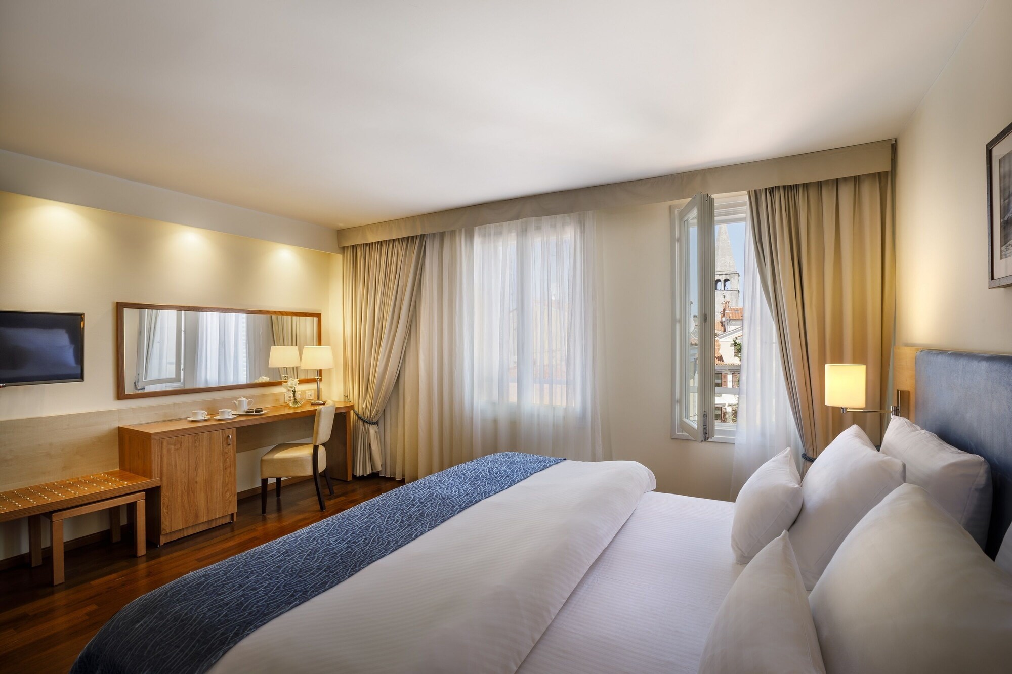 Room, Double Bed, Old Town View 7/9