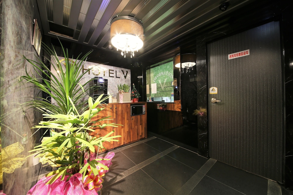 V Hotel 8/50