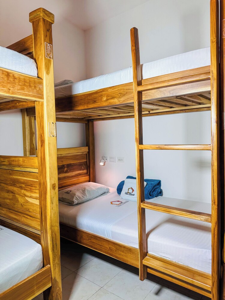 MIXED DORM, 6 BEDS, SHARED BATHROOM