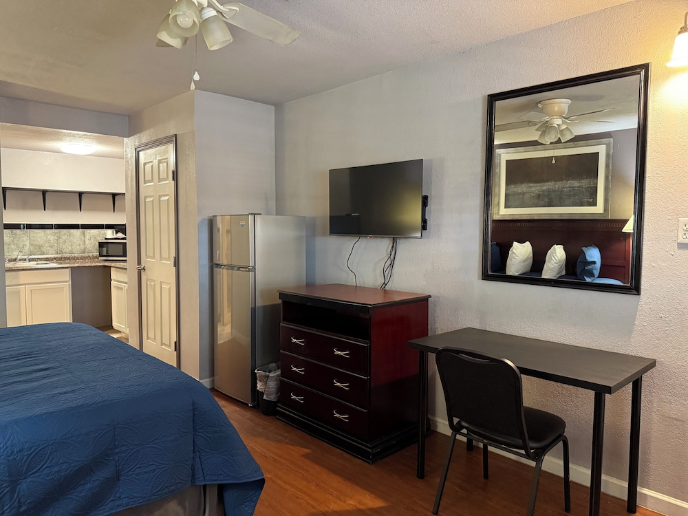 Mini, Studio, King Bed, Kitchen، R Nite Star Inn & Suite 3/5