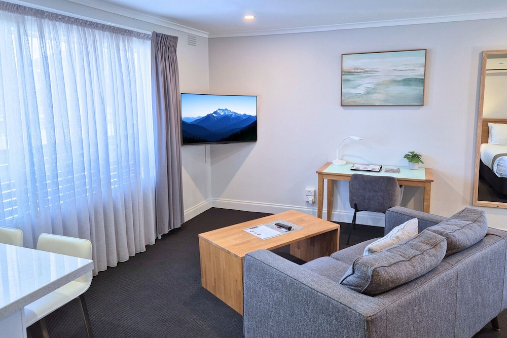 Fawkner Suites Serviced Apartments 44/64