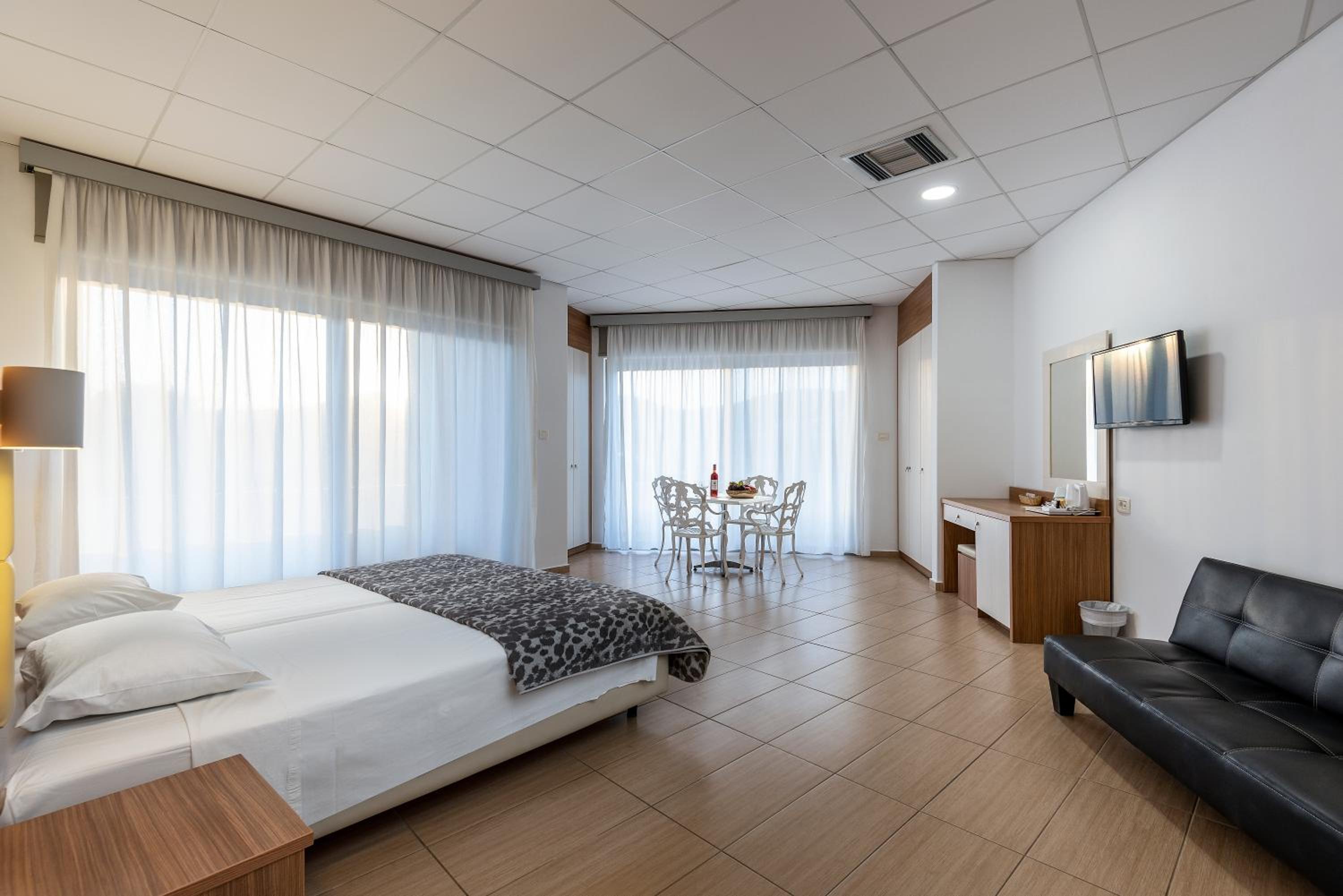 Royal Bay Suites 18/63