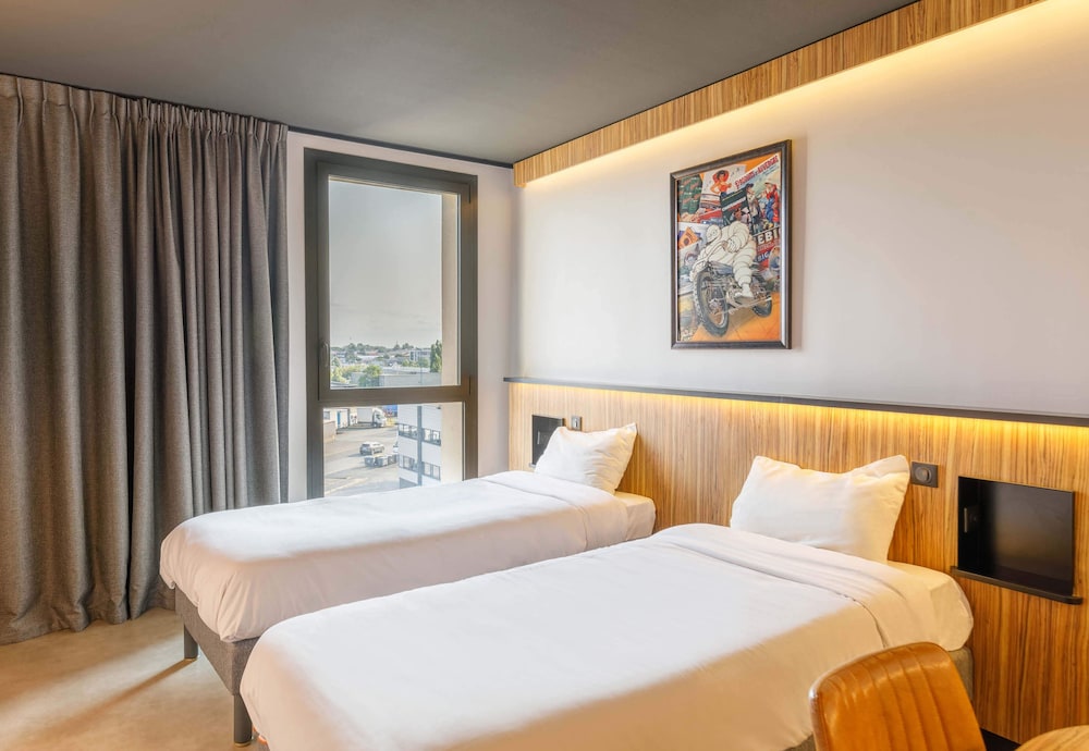 ROOM, TWIN BEDS