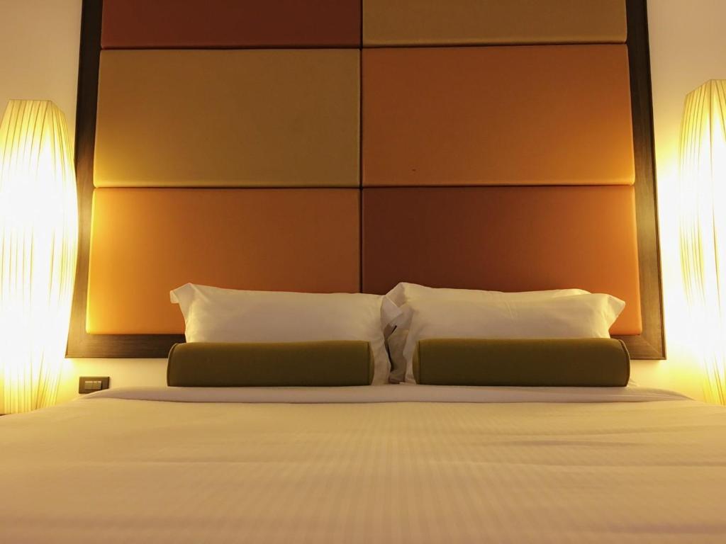 Junior Suite, King Bed, Pool Access