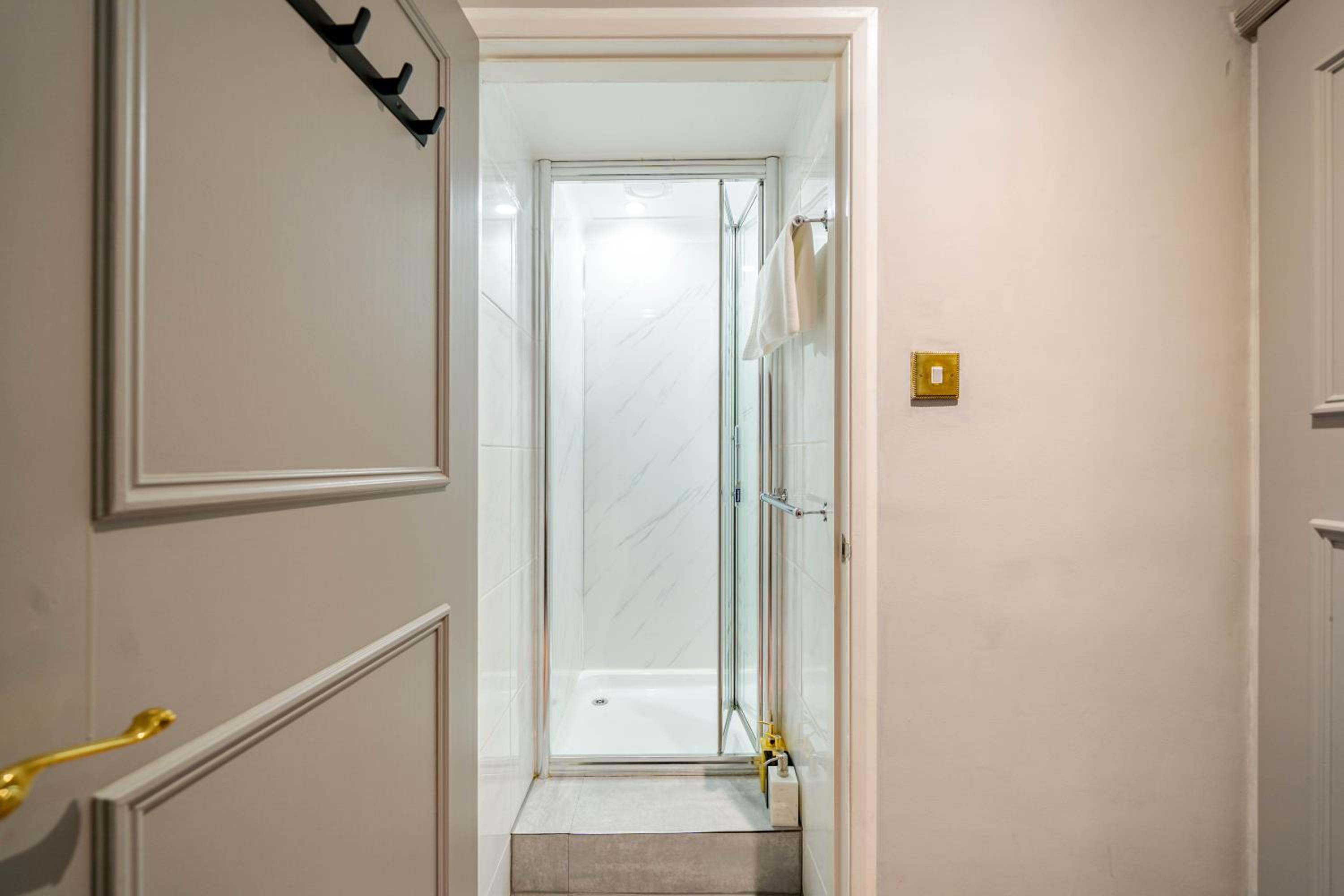 Waterhead Rooms & Suites - Parking and Light Breakfast 41/43