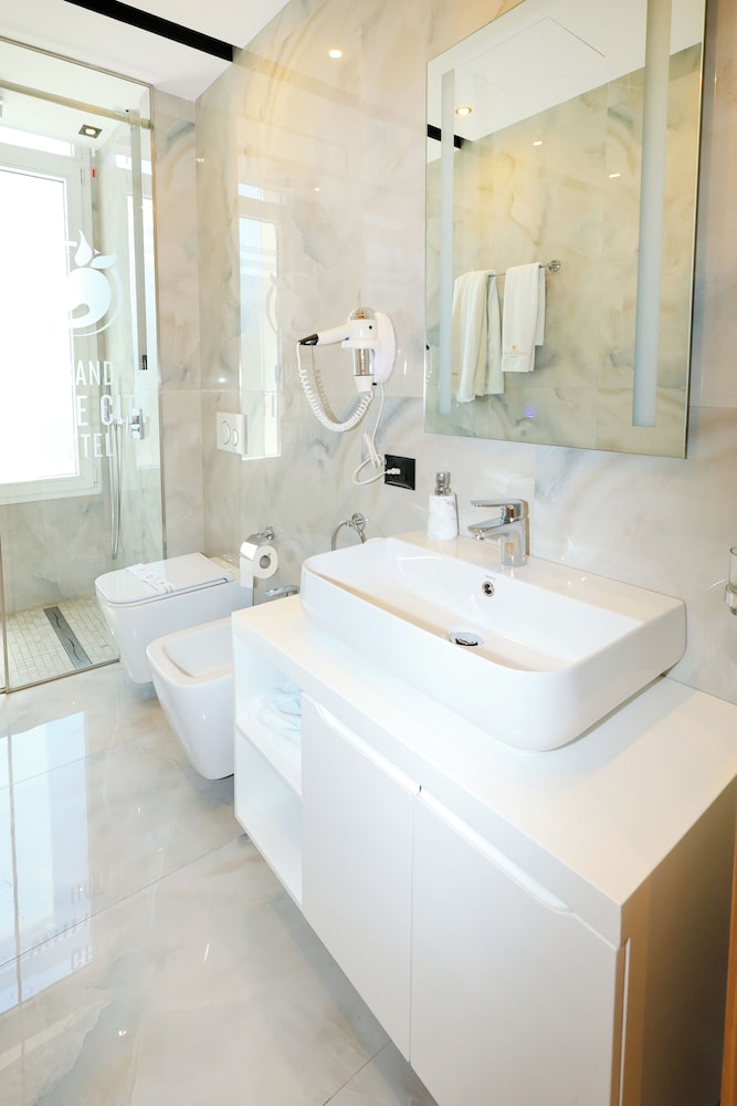 Grand White City Hotel 40/41