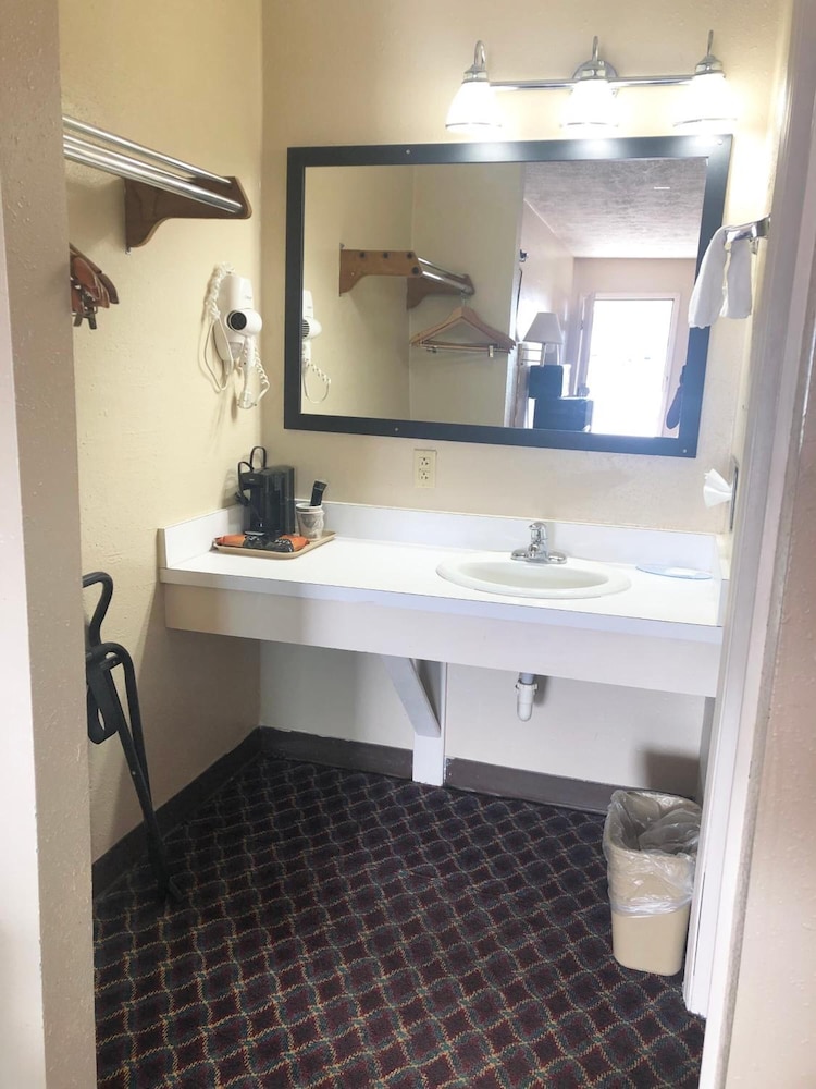 Economy Inn 11/45