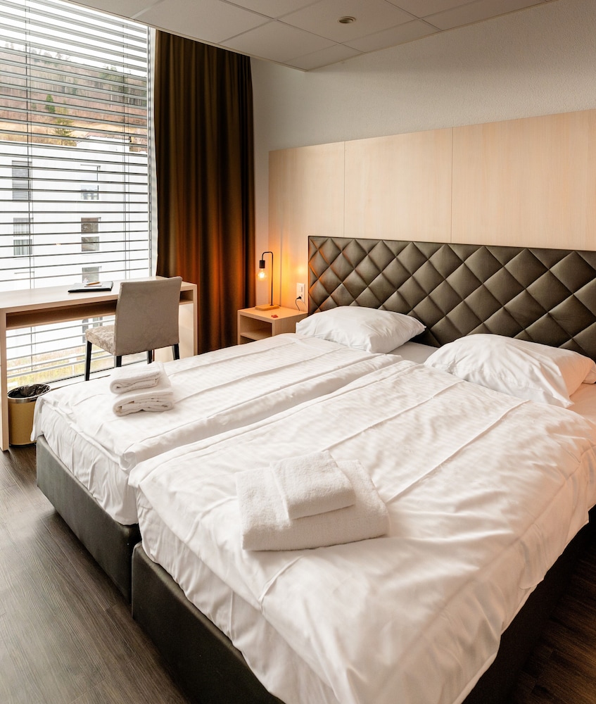 DELUXE, STUDIO, 3 BEDS, KITCHEN