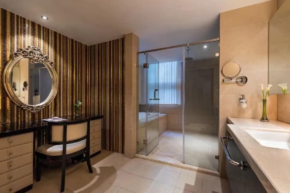 Orange Crystal Hotel (North the Bund East Daming Road) 56/59