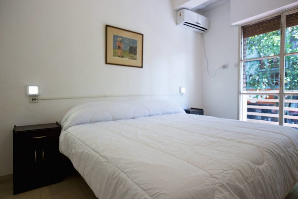 ROOM, TWIN BEDS