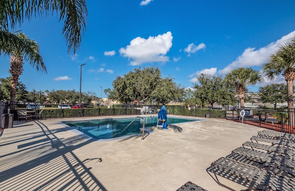 HomeTowne Studios by Red Roof Orlando South 32/42