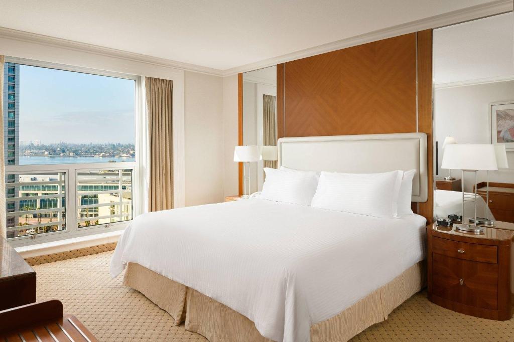 1 Bedroom, 2 Rooms, Suite, King Bed, Park View, Water View, Concierge Level, Corner