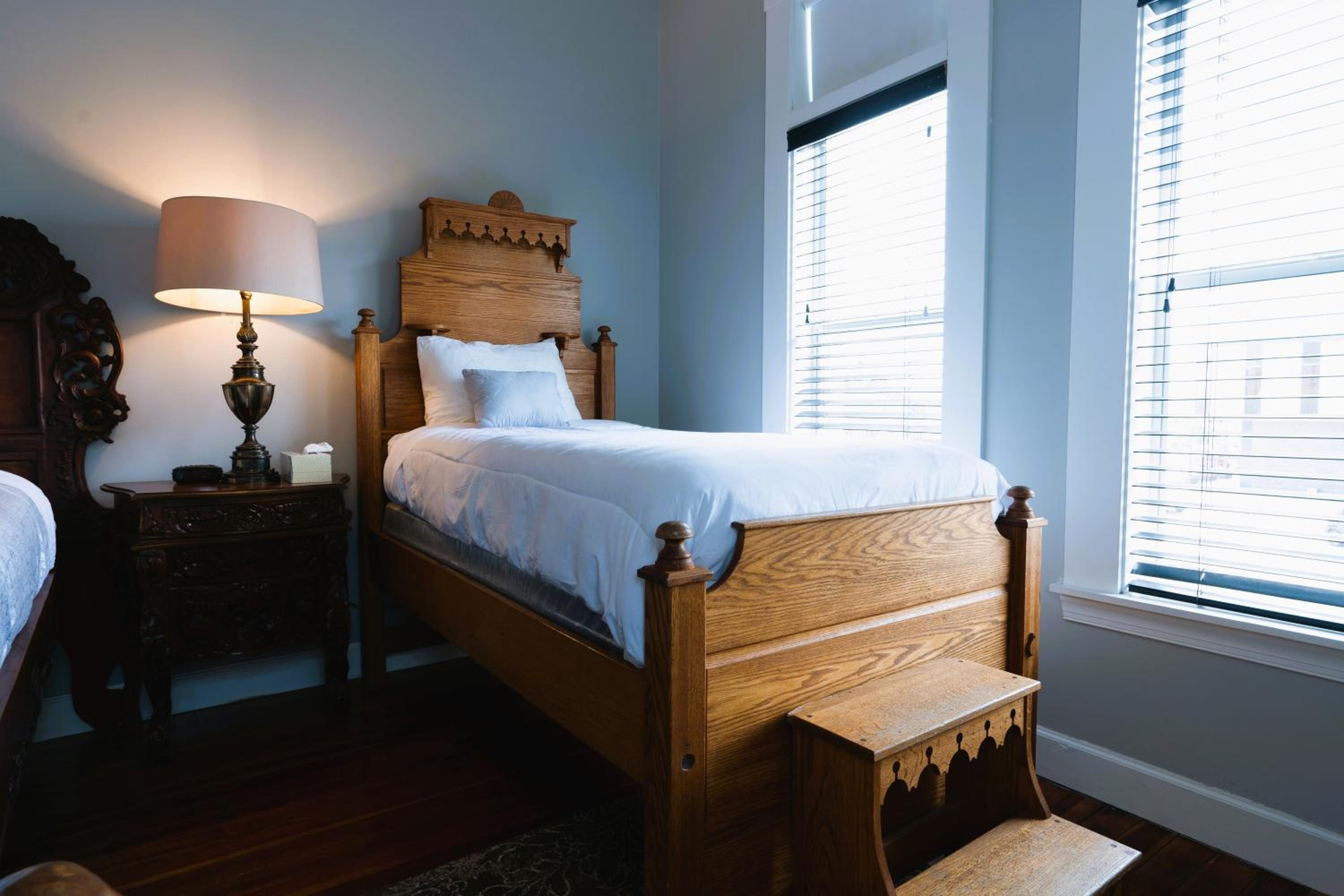 Rustic, Deluxe, 2 Queen Beds، Oak Tree Hotel 9/10