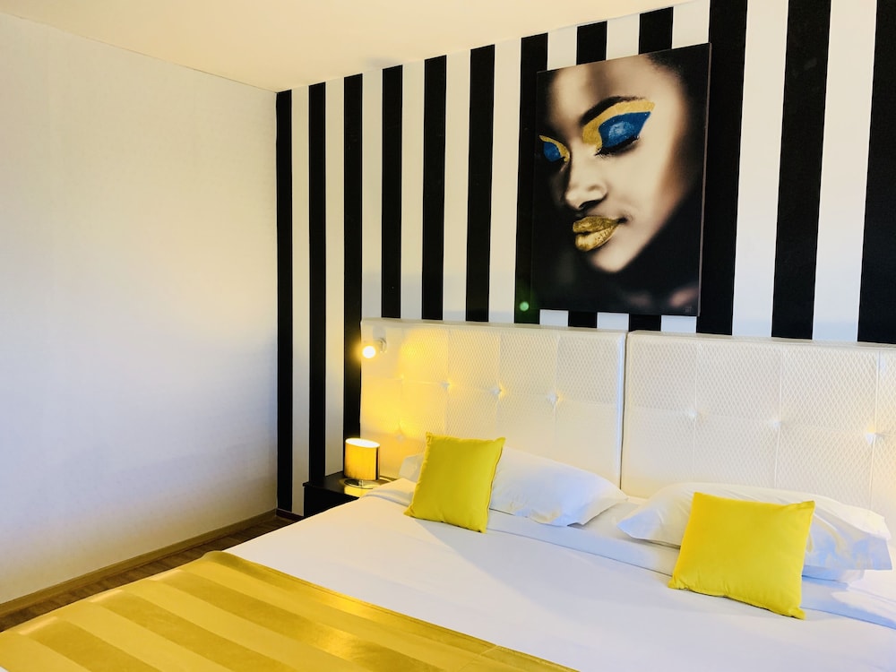Grand Hotel de Nimes 32/81