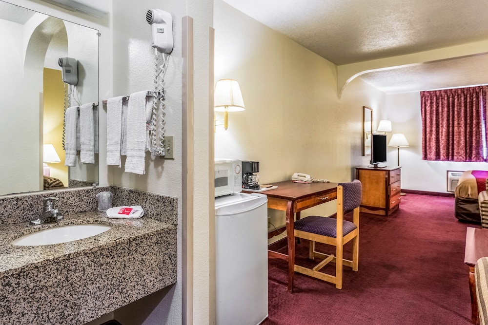 Econo Lodge Inn and Suites Albuquerque East I-40 Eubank Exit 20/37
