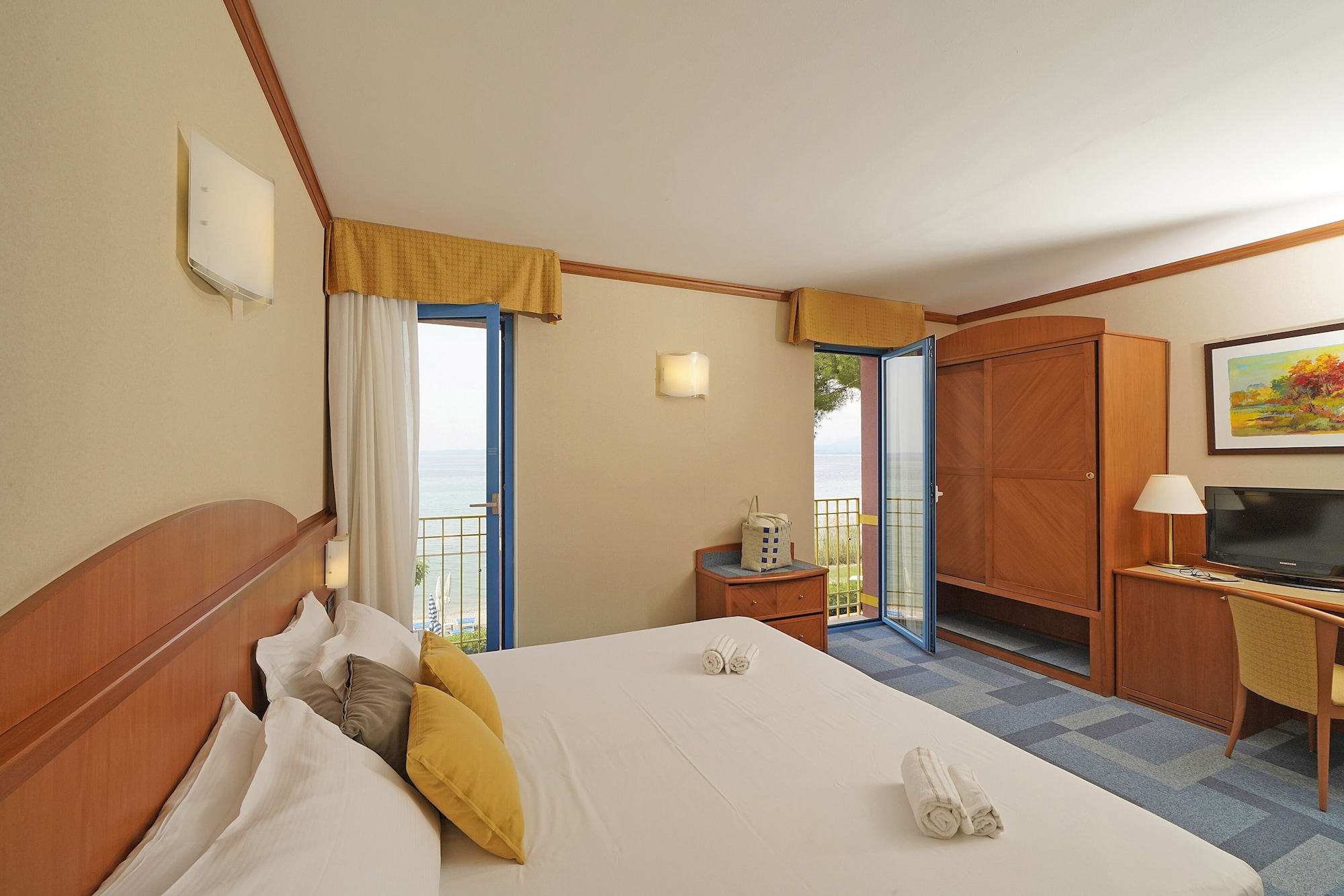 COMFORT, DOUBLE BED, LAKE SIDE