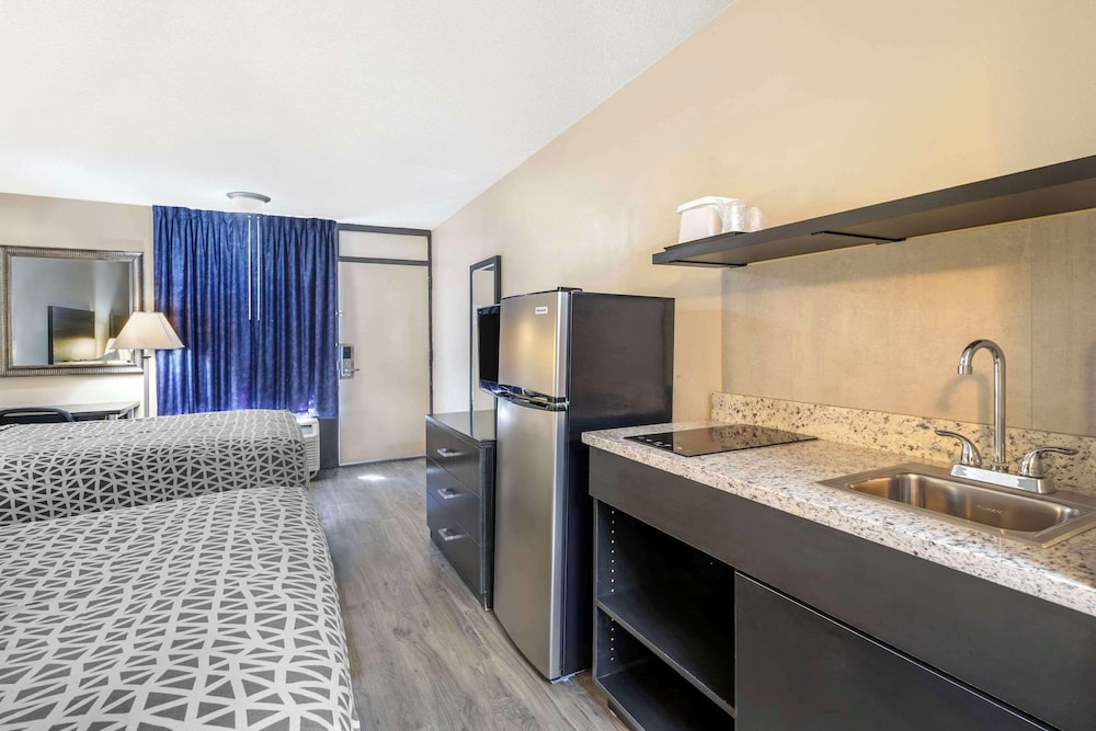 Suburban Studios International Drive 48/48