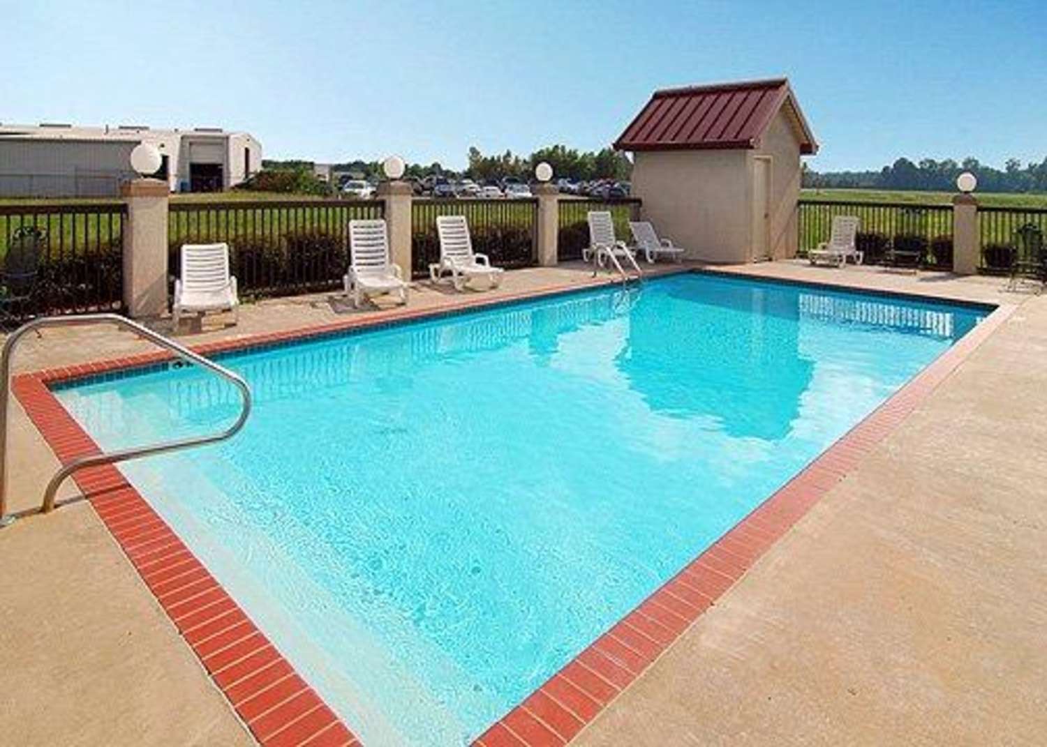 Quality Inn & Suites Pine Bluff, AR 19/23
