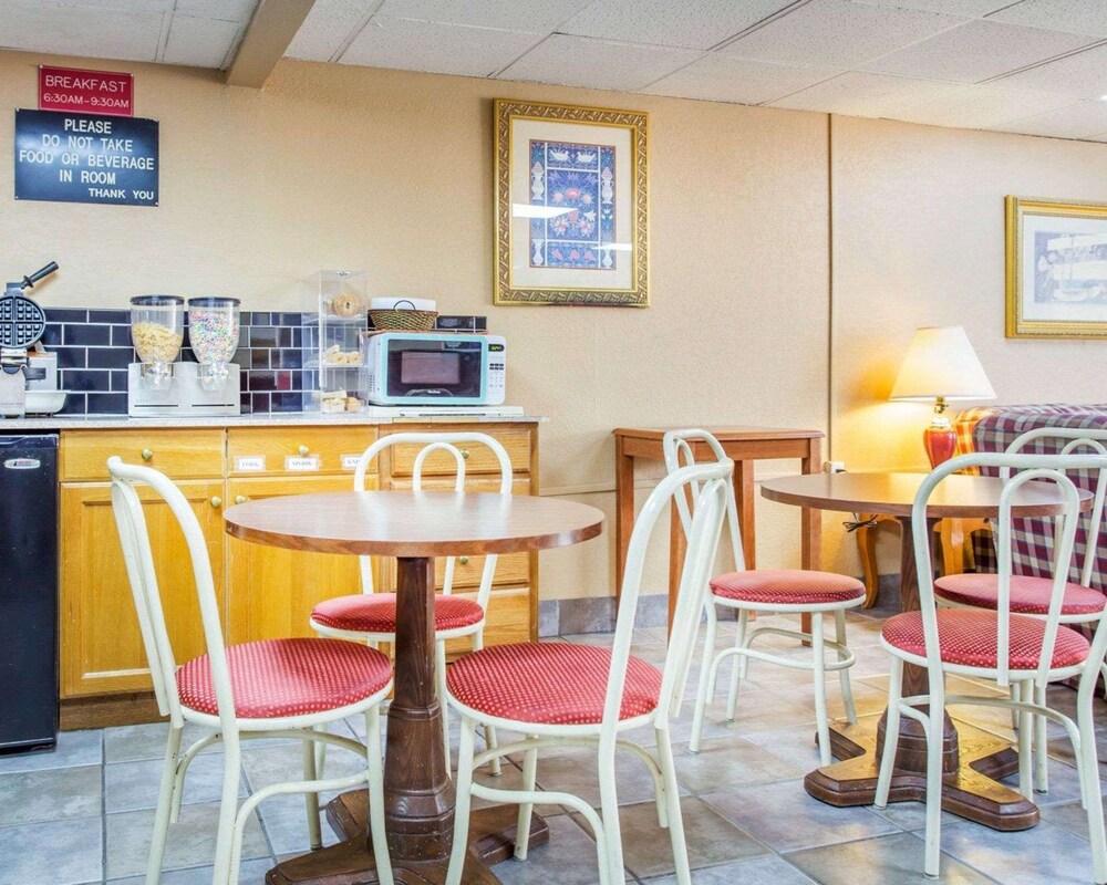 Rodeway Inn Stone Mountain 45/64