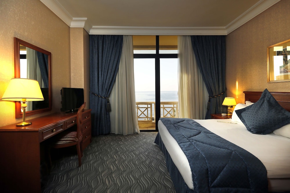 غرفة كلاسيكية عائلية بسرير كينج وسرير فردي بإطلالة على البحر بغرفتي نوم، Bayview Hotel, Beirut 2/4